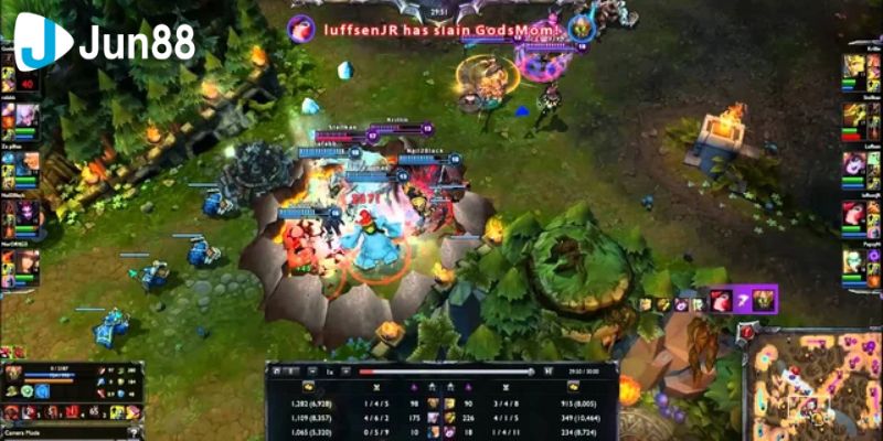 Liên Minh Huyền Thoại là nơi những pha giao tranh chiến thuật luôn khiến người chơi không thể rời mắt